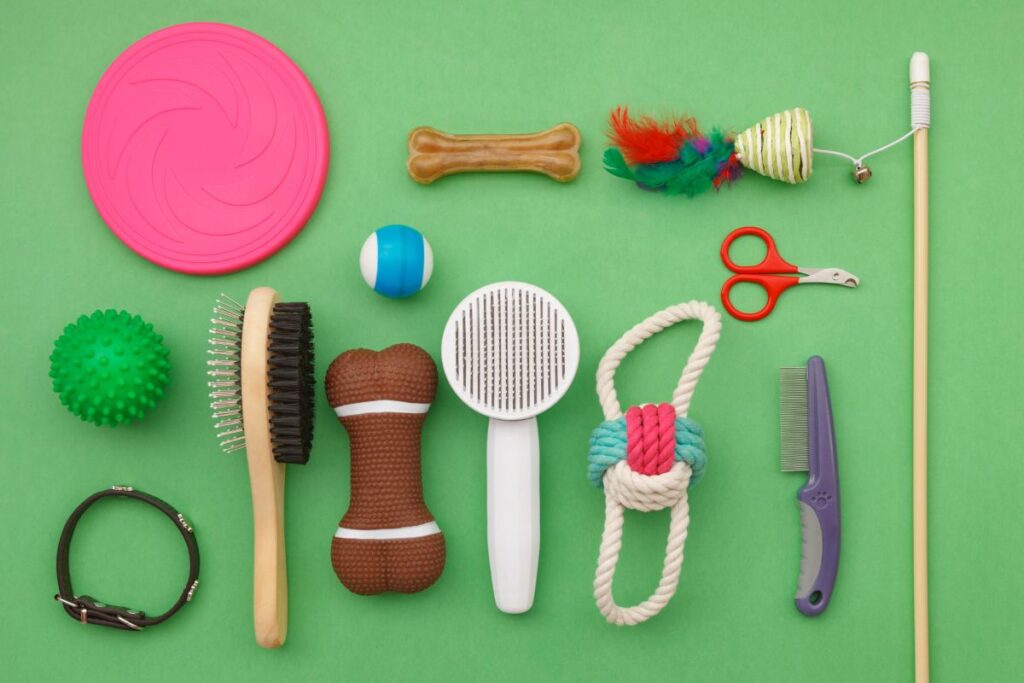 ブラシやおもちゃなど、犬用のペットグッズが並んでいる。お世話に必要なアイテムのイメージ。
