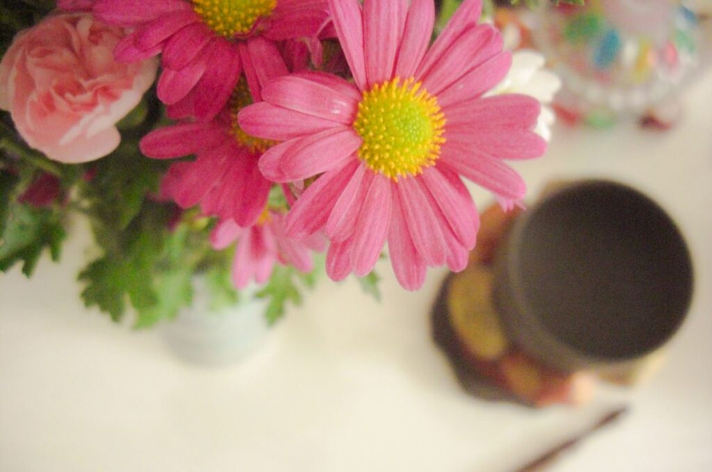 仏前に供えるような花が飾られ、ペットへの追悼や供養の気持ちを表す画像。