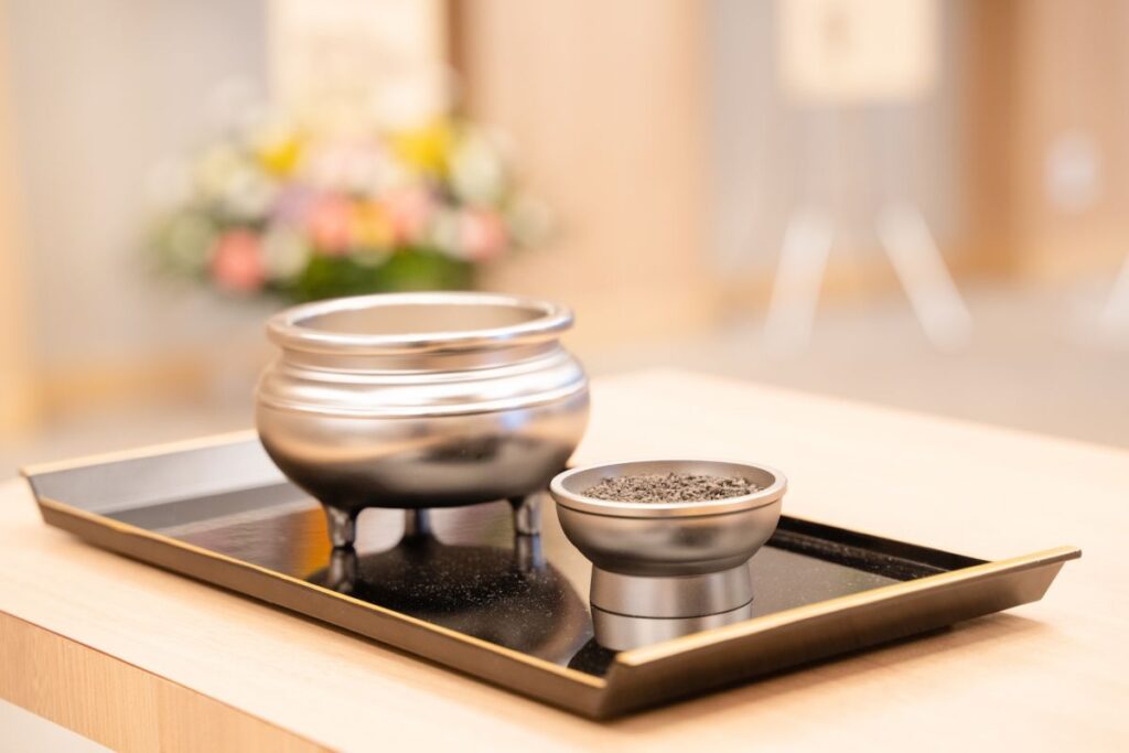 葬儀会場に設置された香炉と焼香台が写され、ペット葬儀の儀式的な雰囲気を表す画像。