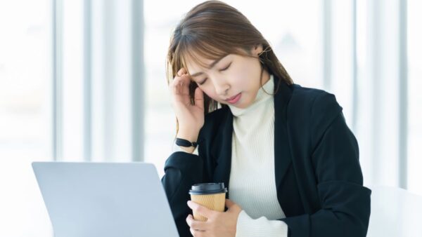 耳鳴りやめまいが続くのはなぜ？考えられる原因と受診の目安とは？