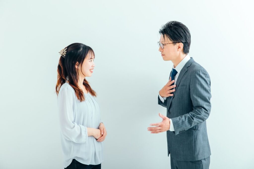 障害福祉の現場で、感謝の気持ちを伝えるように向き合って話すスタッフ同士の姿。