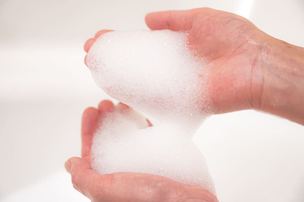 両手いっぱいに作られた、キメが細かく弾力のあるシャンプーの白い泡
