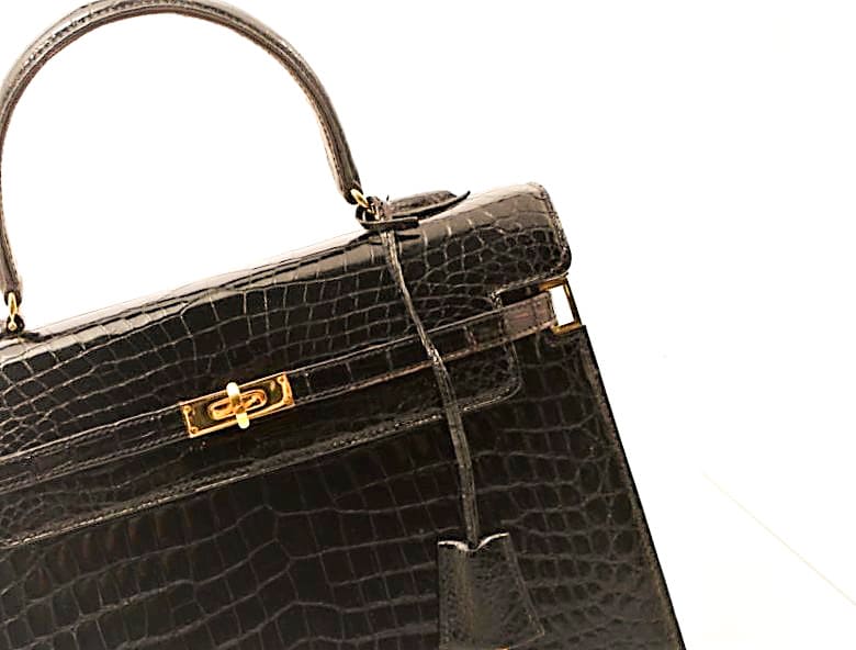 高級感のある黒のクロコダイルレザーハンドバッグ。左右対称に並んだ美しい鱗模様のアップ。