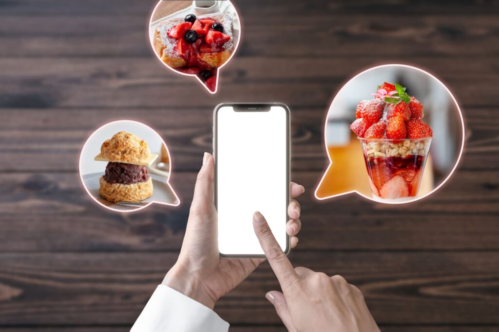 スマートフォンでSNSのグルメ投稿や広告を閲覧する様子と、吹き出しに表示されたスイーツの写真