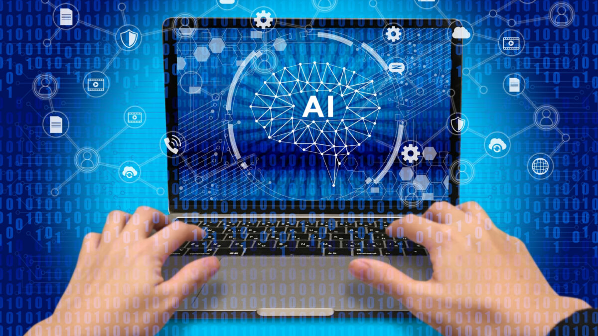 ノートパソコンの画面に表示されたAI（人工知能）の脳のネットワーク図と、キーボードを操作する人間の手の俯瞰写真。背景にはデジタルなバイナリコードが流れる。広告運用の自動化とAI活用のイメージ。