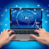ノートパソコンの画面に表示されたAI（人工知能）の脳のネットワーク図と、キーボードを操作する人間の手の俯瞰写真。背景にはデジタルなバイナリコードが流れる。広告運用の自動化とAI活用のイメージ。